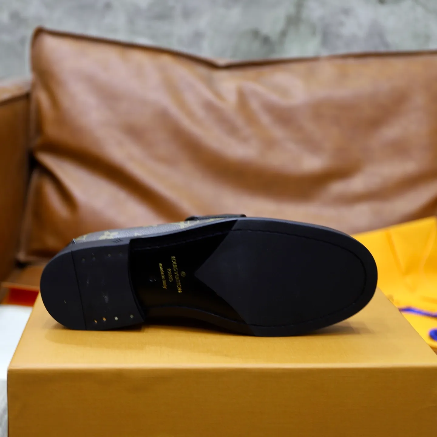 Men's Men's Shoes💰💰920LV Louis Vuitton Slip-on Loafers, top quality products from Guangzhou, ready for sale! This LV Glove loafer is made of selected soft cowhide, with a slightly wrinkled leather surface and a very high-end texture. Each pair is unique. The leather surface is light and soft, with a fine texture and good luster. It is a classic loafer style, with exquisite handmade mark stitching on the toe, and a square toe configuration to highlight the classic style. The horizontal band has hot-printed LV three-dimensional letters, semi-solid handcrafts and a genuine leather outsole, and a rubber patch on the heel to create wear-resistant performance and comfort. One of the must-have loafers for men! Comes with full original packaging! Code number: 38-39-40-41-42-43-44 (38, 45, 46 customized) standard leather shoe code